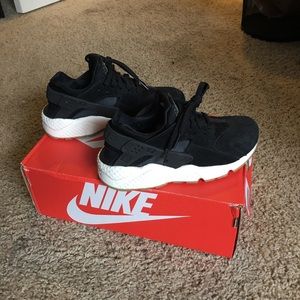Nike Women’ Air Huarache (Suede)
